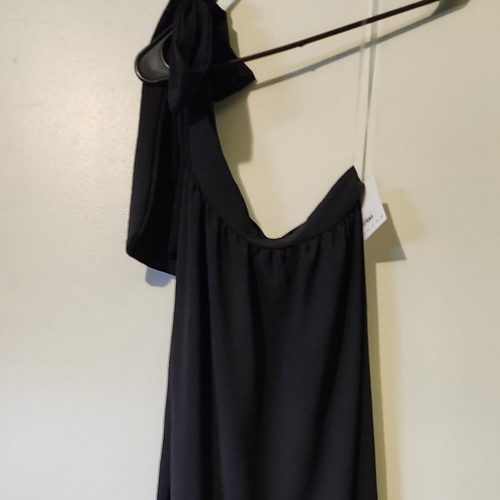 On shoulder bow dress